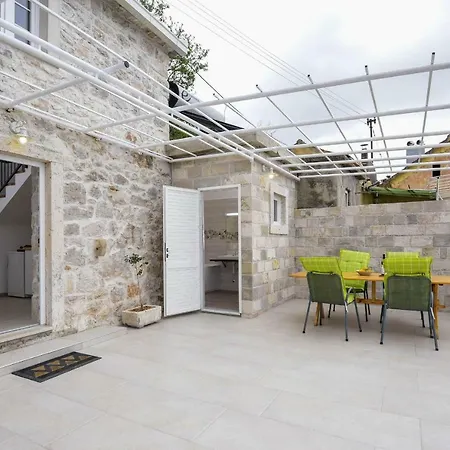 Semesterbostad Little House Mokalo